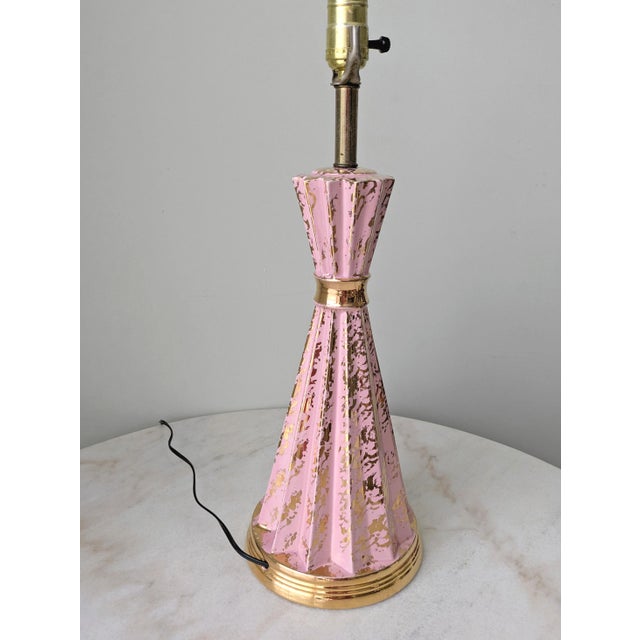 1950s Mid-Century Modern Atomic Pink & Gold Table Lamp For Sale In Chicago - Image 6 of 6