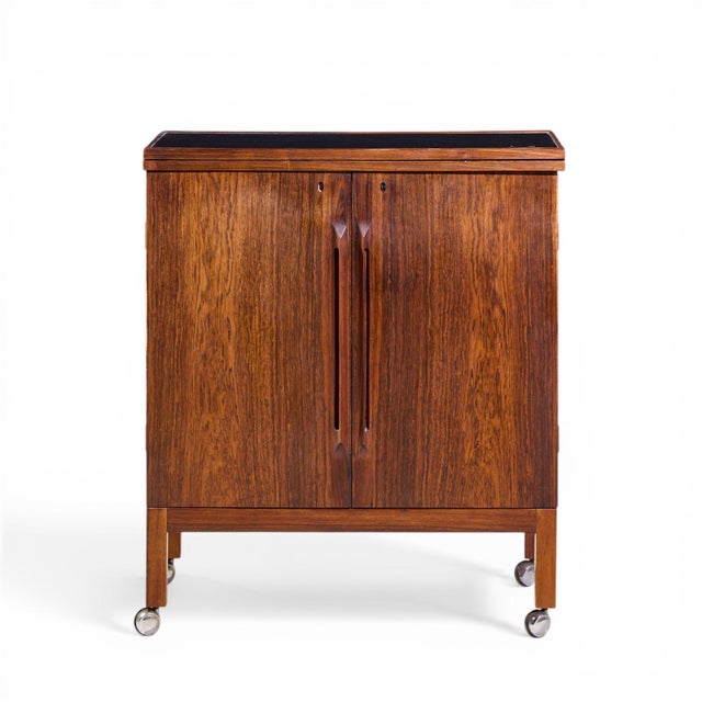 Torbjørn Afdal for Bruksbo Mid Century Danish Rosewood Expanding Bar Cart This bar cart measures: 30 wide x 16.25 deep x...