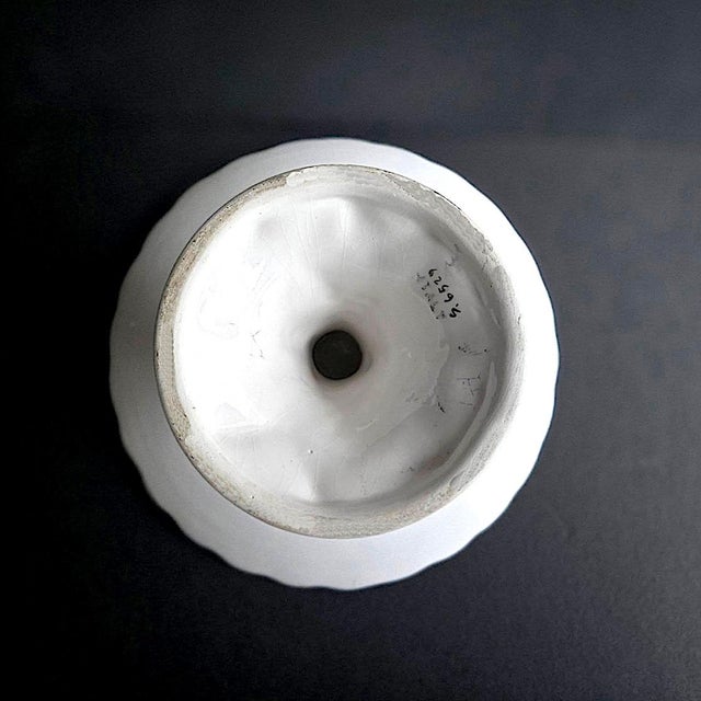1960s Mottahedeh Ceramic Daisy Pedestal Cake Stand For Sale - Image 14 of 15