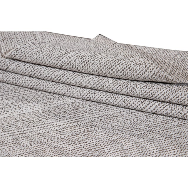 2010s Ivory and Gray Contemporary Flatweave Wool Rug 7 X 9 For Sale - Image 5 of 12