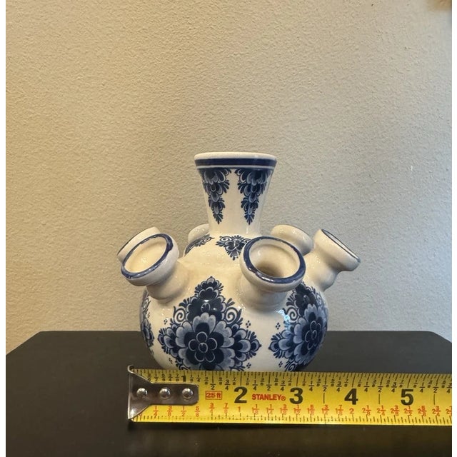 Add a touch of classic Dutch elegance to your collection with this beautiful vintage Delfts “Jasmijn” tulip vase from...