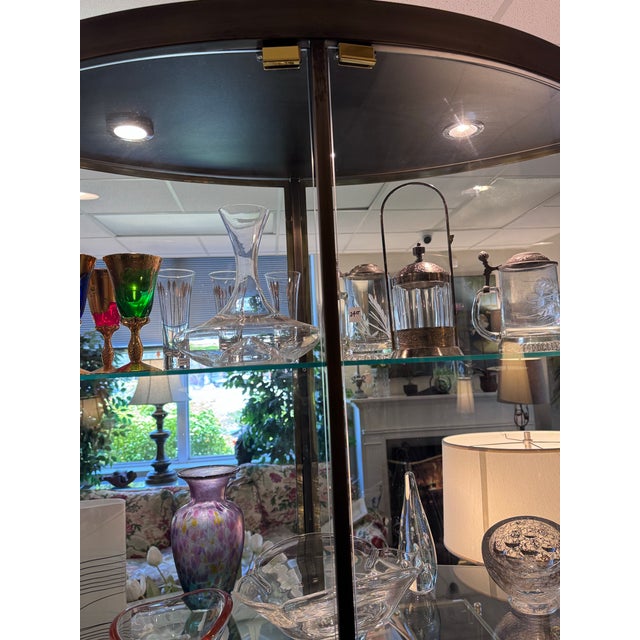 Pair of Design Institute America Series 74 Bh21 Illuminated Curved Glass Étagères With Gunmetal and Brass Finish For Sale - Image 9 of 12