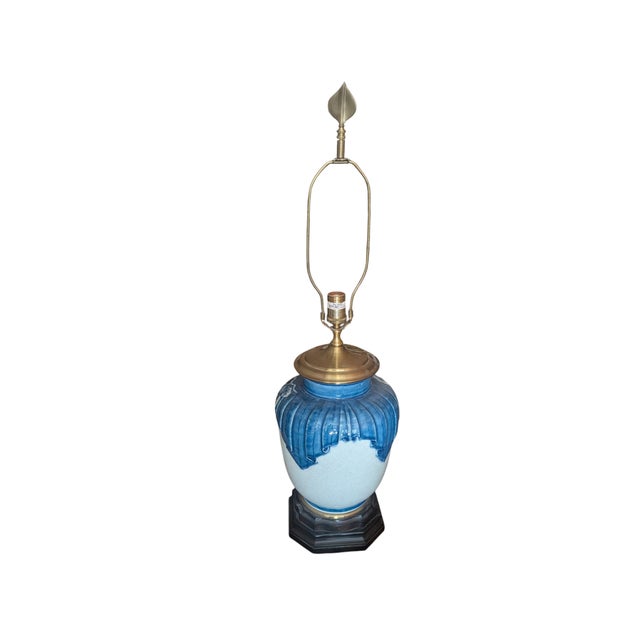 Wildwood Chinoiserie Blue/White Ginger Jar Gold Accent Finial Harp Switch on Brown Wood Stand Lamp Vintage. Operable.