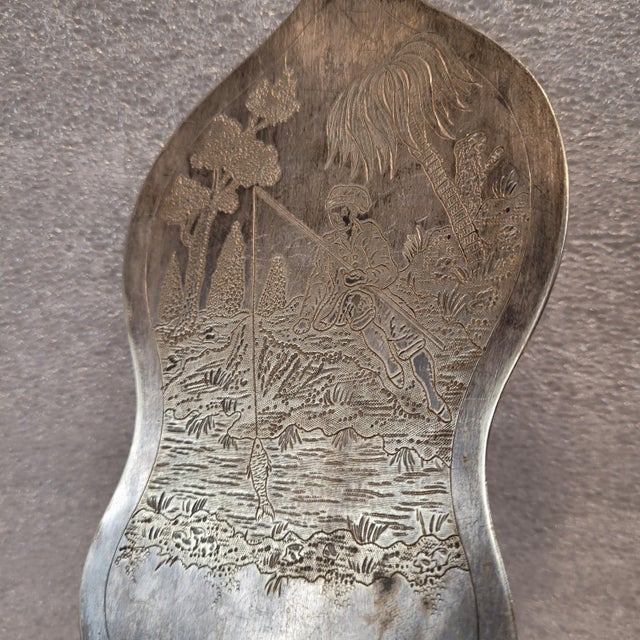 Serving Shovel with Engraved Pescador in Silver Plate, France For Sale - Image 9 of 12
