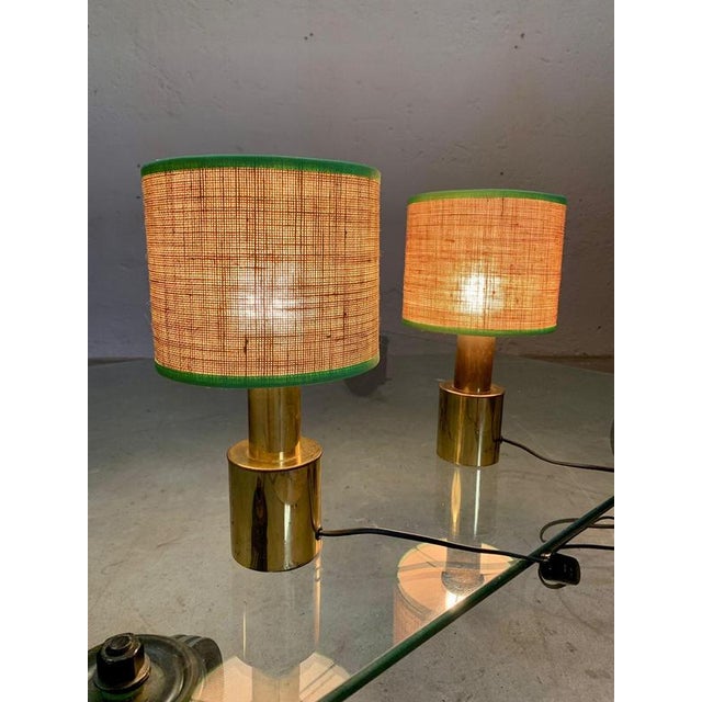 Pair of table lamps with brass structure and straw lampshades, 1970, Italy Turned metal base, gilt finish. Cylindrical...
