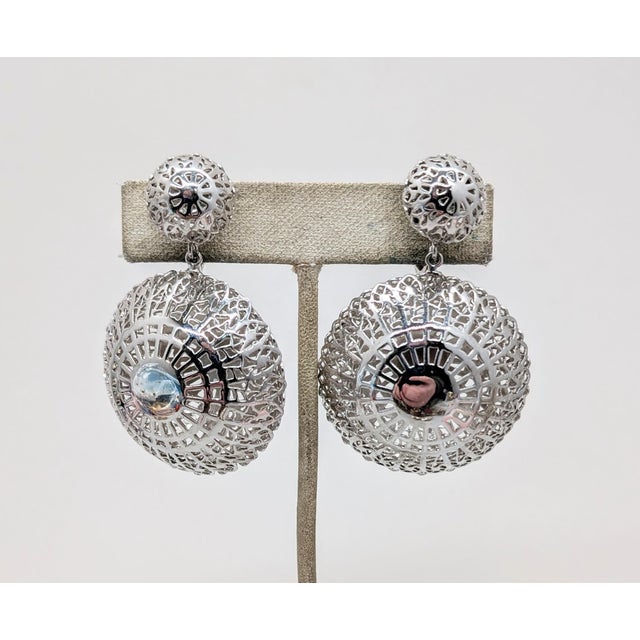 Trifari Vintage 1955 Signed Crown Trifari "Mandalay" Rhodium Plated Filigree Drop Clip Earrings-2 Pieces For Sale - Image 4 of 11