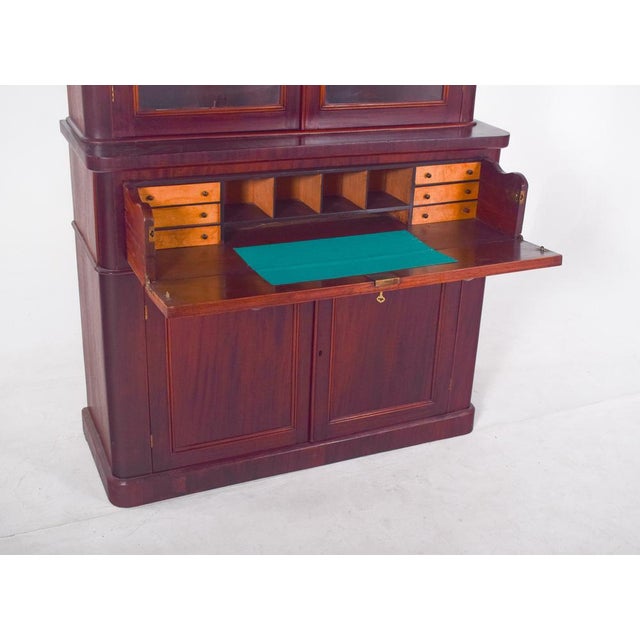 Mahogany bookcase cabinet. This piece of furniture offers classic and functional elegance, ideal for environments that...