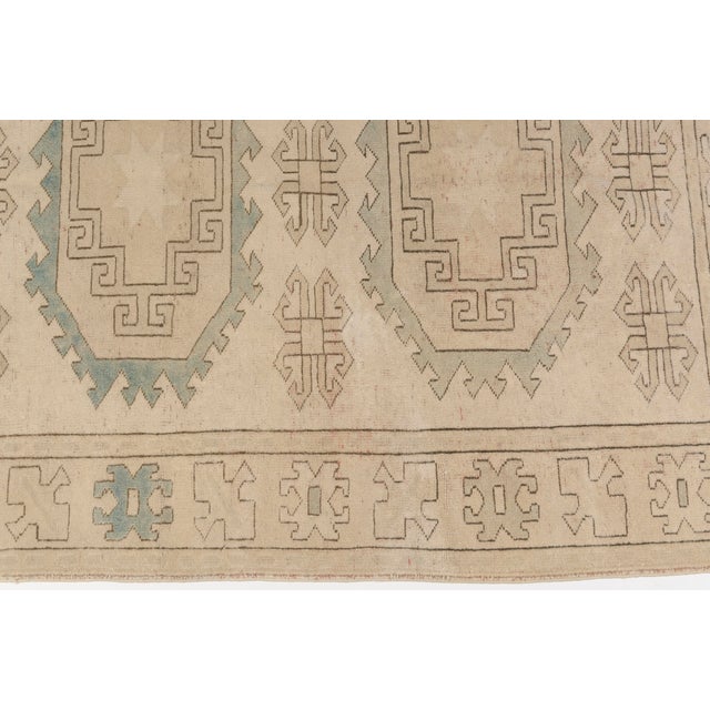 Tan 1960s Muted Anatolian Neutral Rug – Fretwork Geometric Design For Sale - Image 8 of 10