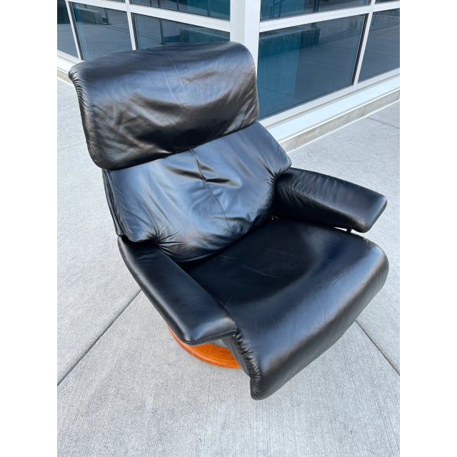 Stressless Model ‘Reno’ Chair Size Large With Teak Base in Black Paloma Leather For Sale - Image 9 of 13