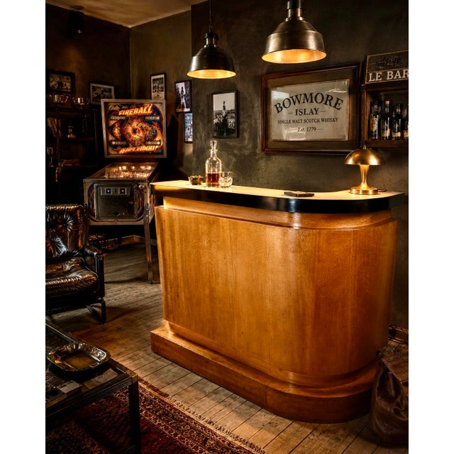 A 1950s/60s bar with a design typical of the Mid-Century Modern period. It is made of light oak veneer with an elegant...