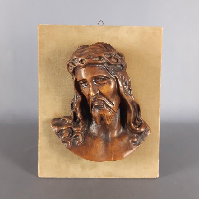 Stunning vintage sacred painting, with high relief of Christ in carved wood, on a wooden panel covered in beige velvet,...