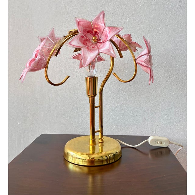 Vintage Pink Murano Glass Floral Table Lamp – Authentic Italian Curved Flower Desk Lamp With Brass Frame – Romantic Atmospheric Lighting For Sale - Image 15 of 18