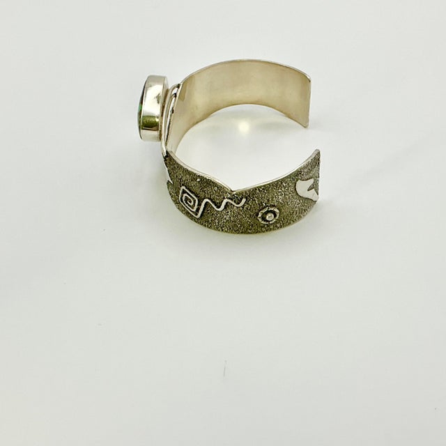 1990s Vintage Southwestern Navajo American Silversmith Fritson Toledo Sterling & Green Turquoise Cuff Bracelet - 7” For Sale - Image 10 of 18