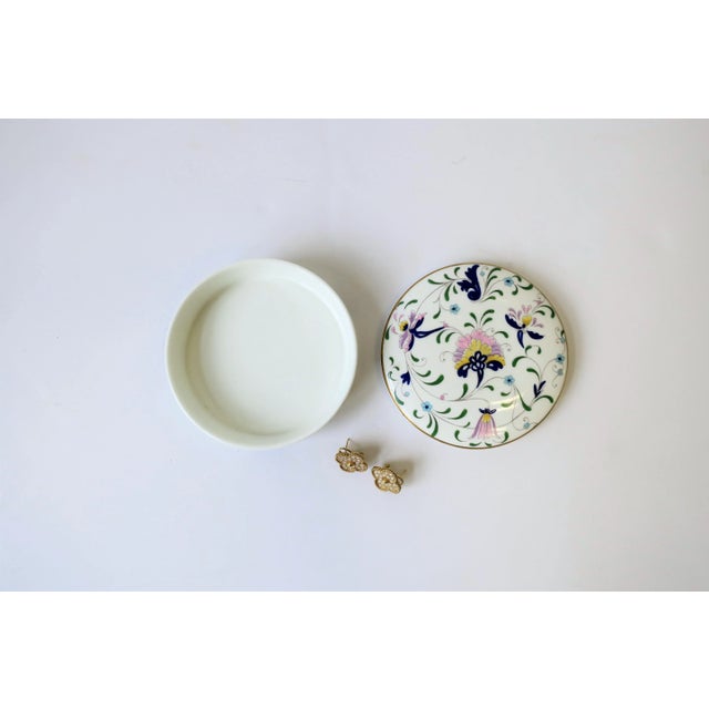 White English Blue and White Porcelain Round Jewelry or Trinket Box For Sale - Image 8 of 12