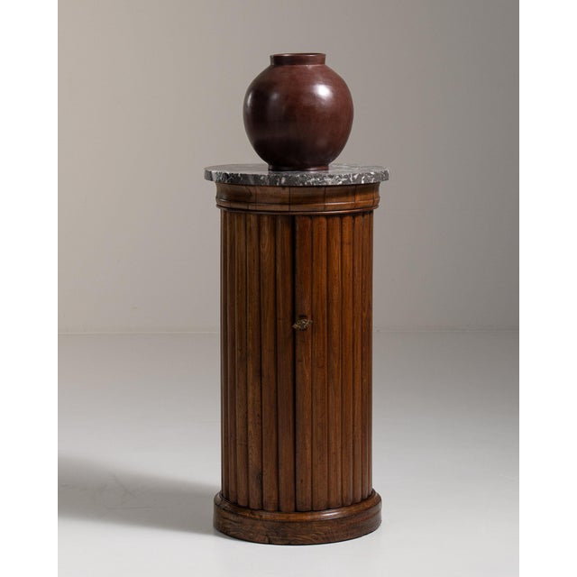 Early 19th Century France Rich Walnut Brown Fluted Walnut Pedestal Cabinet For Sale In Greensboro - Image 6 of 11