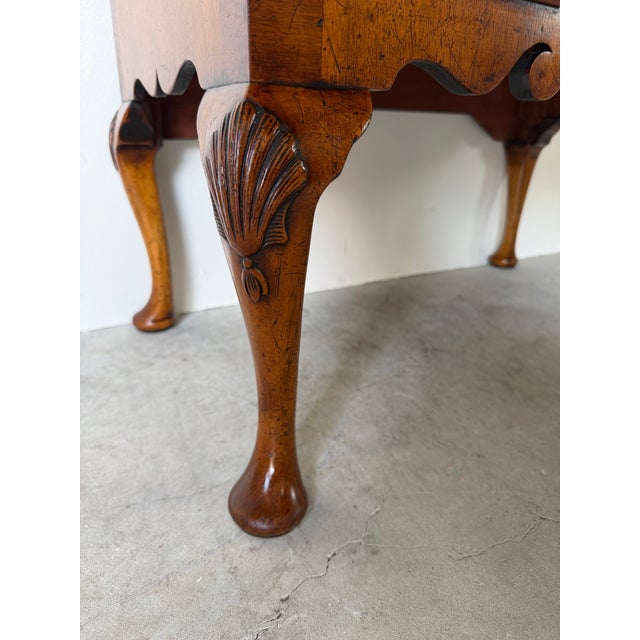 Vintage English Queen Anne Style Walnut Dressing Table / Low Chest For Sale In Miami - Image 6 of 13