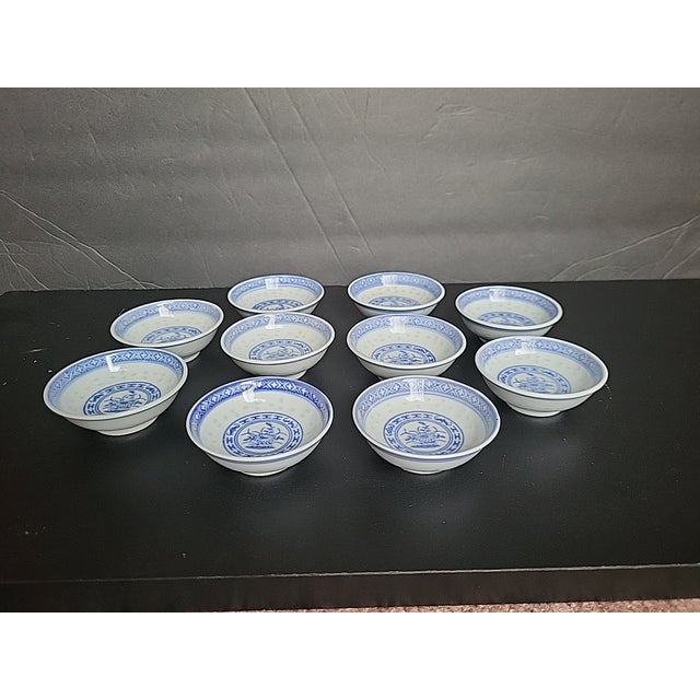 They are in very good condition! No chips. This pattern sometimes has small specks in the glaze. I see specks on 3 of the...