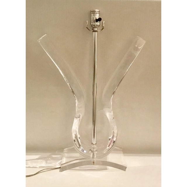 1970s Mid-Century Modern Vintage Curvy Lucite Table Lamp For Sale - Image 5 of 5