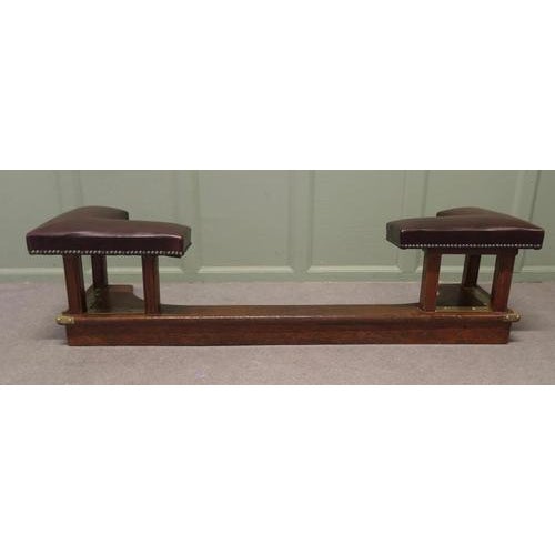 Arts and Crafts Oak and Leather Club Fender, Inglenook Fireside Seat This is a very attractive fender seat, the fire...