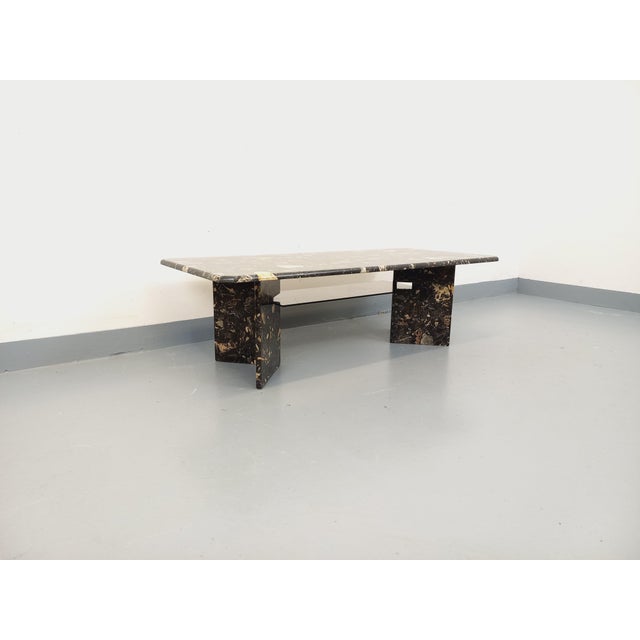 Vintage 1970s coffee table in terrazzo-effect marble in shades of black, gray, white, and ecru. It features two tiers: a...