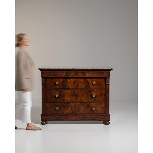 Flame mahogany chest of drawers in Rich Mahogany. The rich mahogany surface highlights three drawers, book-matched flame...