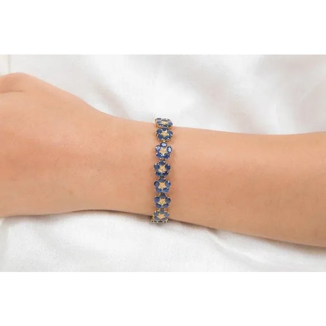 Art Deco 18k Yellow Gold Floral Blue Sapphire and Diamond Bracelet, 21.25 Ct by VRJewels For Sale - Image 3 of 16