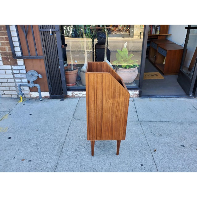 Do you collect vinyls and do not have a ton of room in your home? This is the piece for you. Great little design made out...