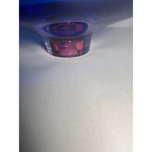 Goran and Ann Warff Signed Kost Boda Centerpiece Bowl Goran Warff 11” 7059 7059912 Blue Magenta For Sale - Image 4 of 5