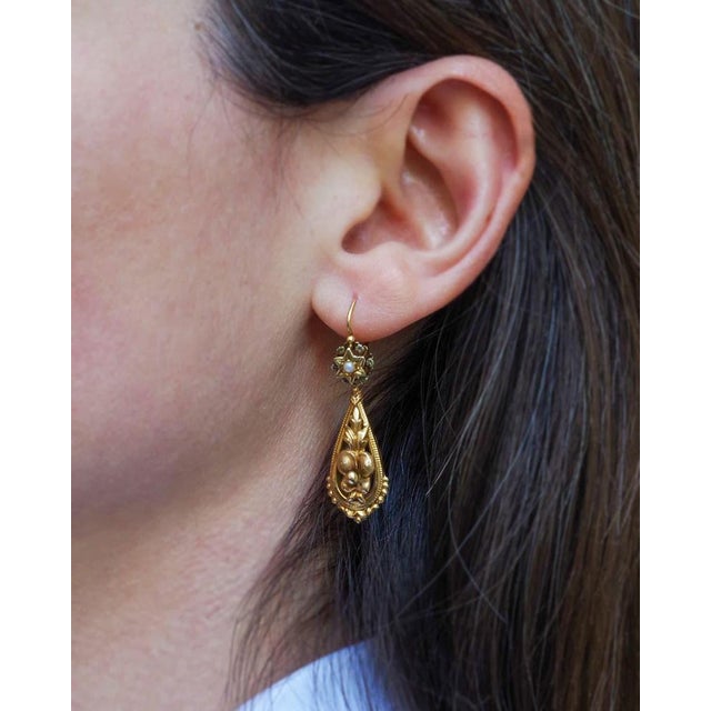 Victorian long pansy earrings in 18 karat gold. Long drop earrings from the Napoleon III period, separable for a "day and...