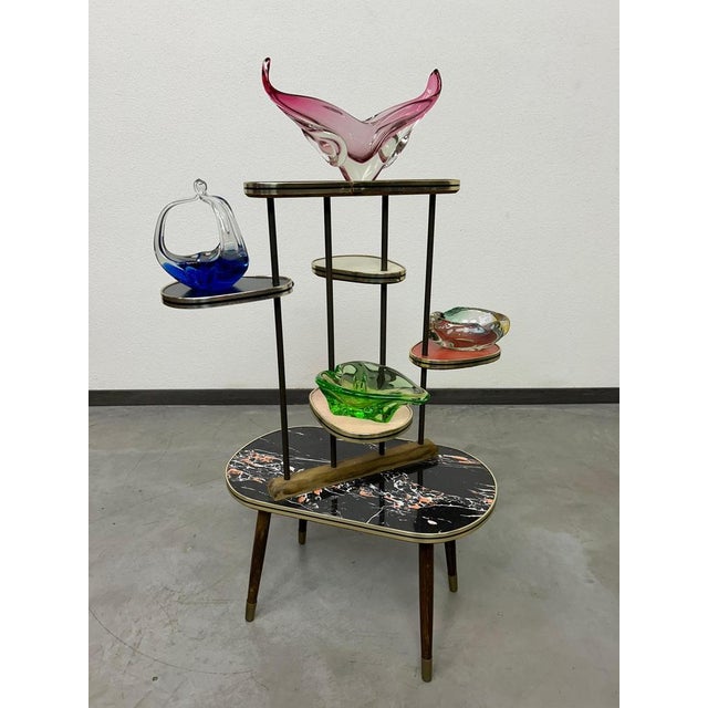 Mid-century moder flower stand in very nice original condition.