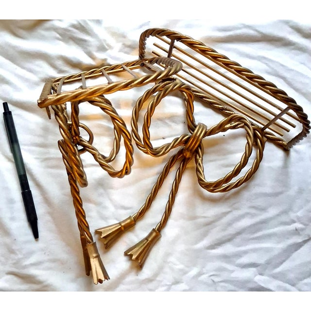 1960s Pair of Vintage Italian Gilt Metal Rope & Bow Wall Shelves — Hollywood Regency, 1960s–70s For Sale - Image 5 of 6
