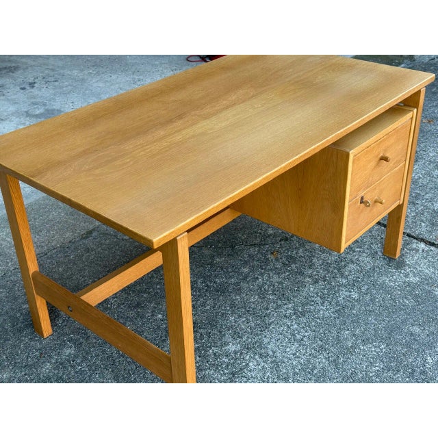 1960s Mid-Century Danish Model GE-125 Writing Desk in Oak with Drawers and Key by Hans J. Wegner for Getama, 1960s For Sale - Image 5 of 7