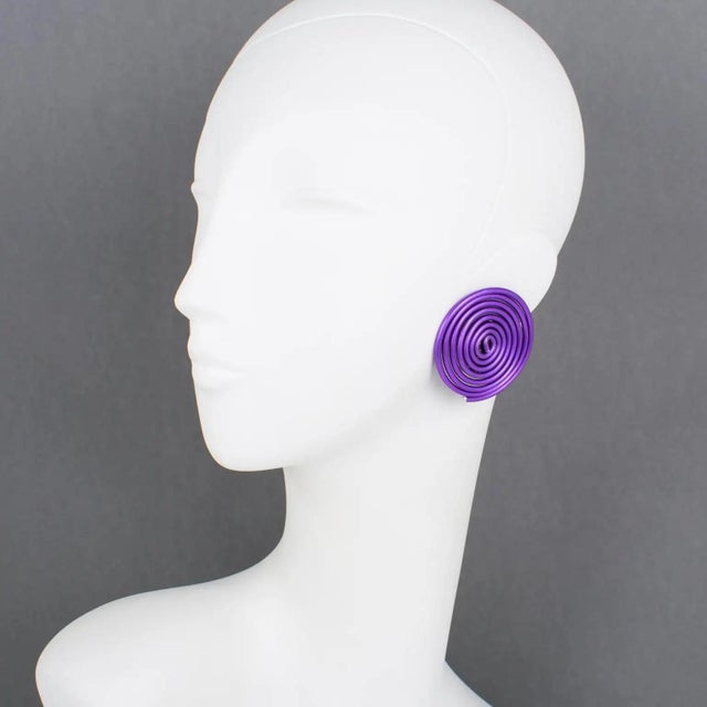 These stunning modernist David Spada New York clip-on earrings feature an outstanding Space Age design with an important...