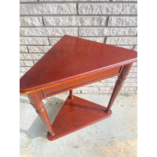 Very simple wood corner accent table. Excellent condition. Very sturdy no damage. 30 x 23 x 13.