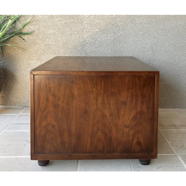 Burnt Umber Circa 1970 Henredon Fine Furniture Chinoiserie-Style Mahogany Bedside / Chairside Commode For Sale - Image 8 of 18