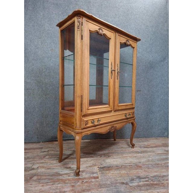 Vintage Louis XV Style Cherrywood Display Cabinet/Bookcase – Glass Doors – Glass Shelves – 20th Century An elegant Louis...