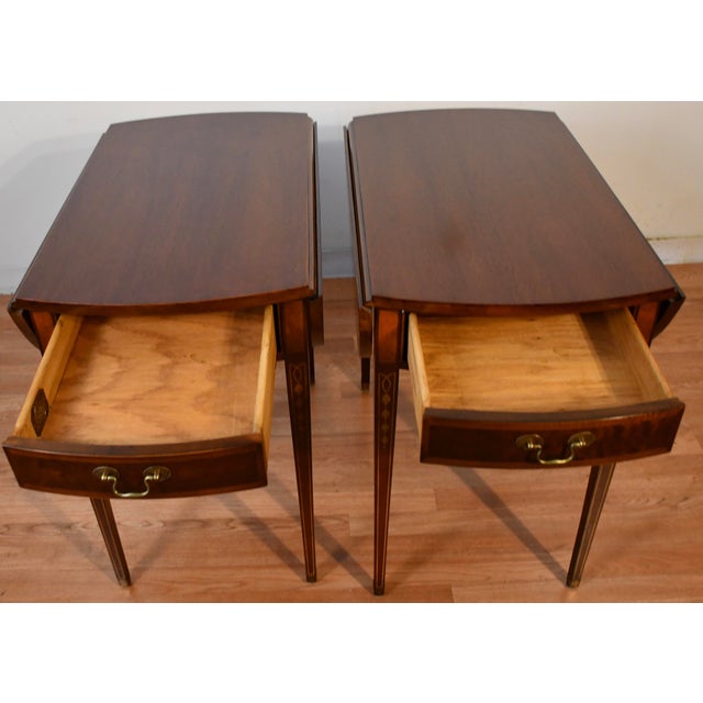 Hickory Furniture 1970 Hickory Furniture English Sheraton Mahogany Inlaid Pembroke Side End Tables For Sale - Image 4 of 16