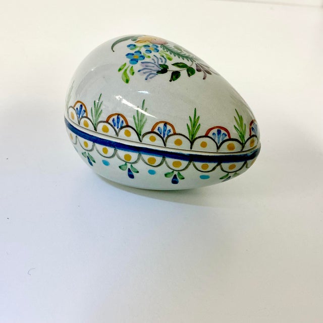 -1950s Vintage Mediterranean Portuguese Art Nouveau Hand-Painted Porcelain Egg Trinket Box For Sale - Image 6 of 10