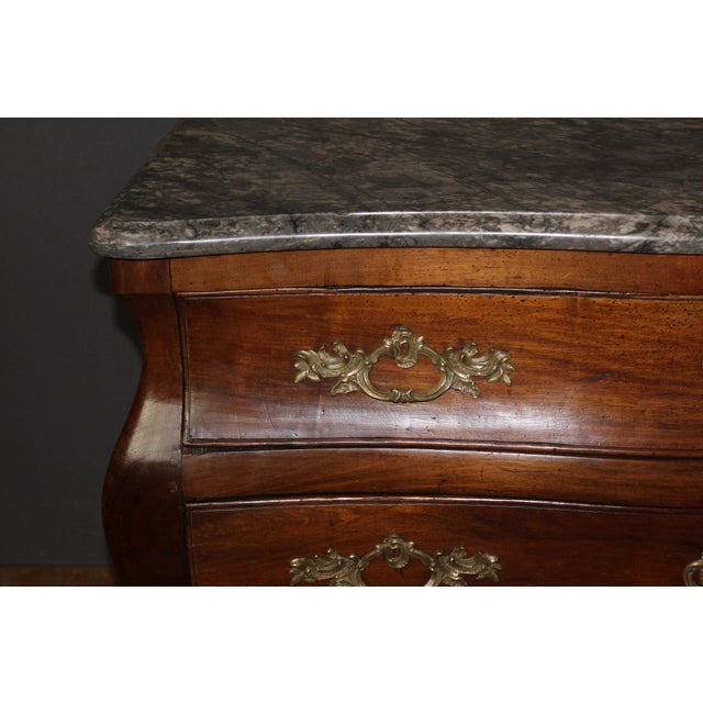 Antiquue Walnut Tomb-Shaped Commode, 1700s For Sale - Image 5 of 16