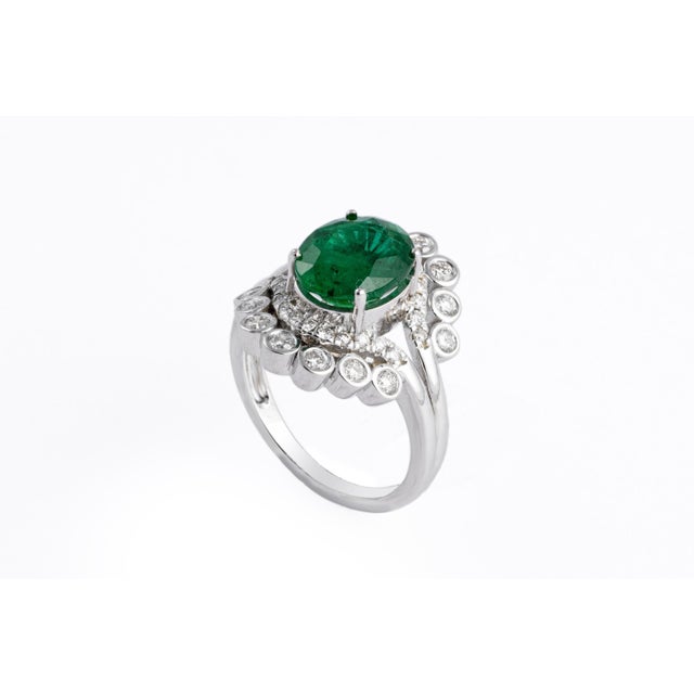 Contemporary 2.96 carats Natural Zambian Emerald Ring with Diamonds 0.65 carats and 14k Gold For Sale - Image 3 of 18