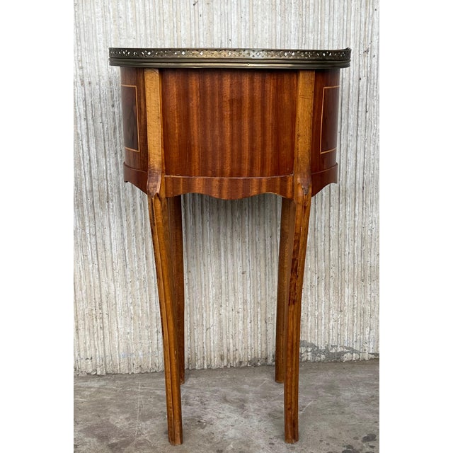 19th Century Bouillotte Louis XVI Style, Kidney Shaped Bronze and Walnut Table, A Pair For Sale In Miami - Image 6 of 18