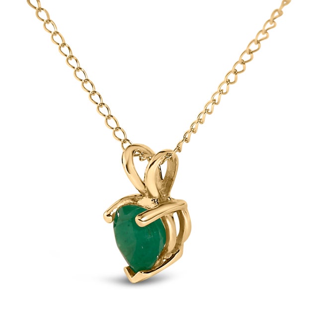 Contemporary 14K Yellow Gold 5X5 MM Heart Shaped Green Emerald Solitaire Pendant Necklace For Sale - Image 3 of 5