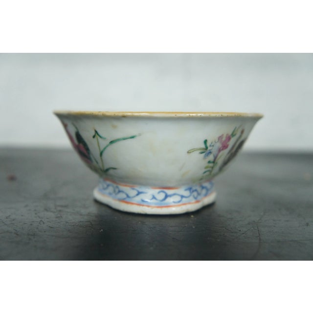 Antique Chinese Export Famille Rose Footed Rooster & Hen Bowl Chop Suey For Sale - Image 10 of 12
