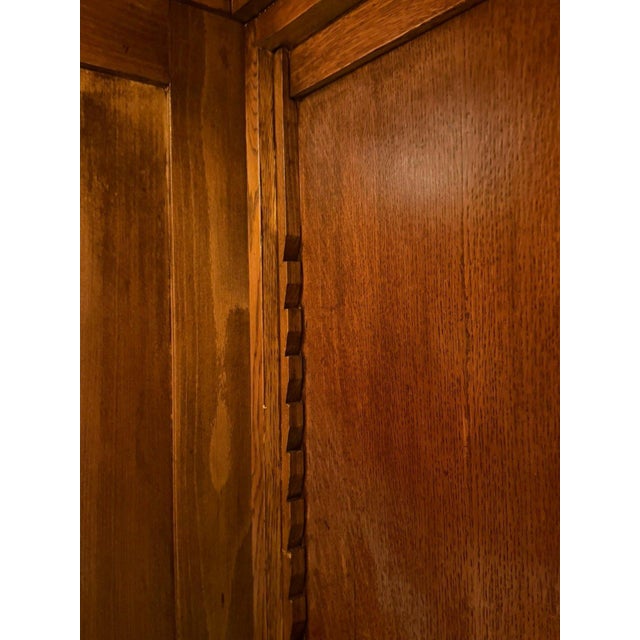 Antique C. 1900-1915 Quarter-Sawn Tiger Oak Beveled Glass Display China Cabinet For Sale - Image 12 of 18