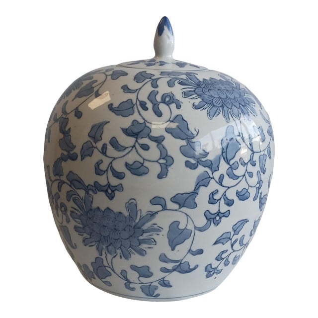 20th Century Chinoiserie Blue & White Porcelain Lidded Ginger Jar For Sale