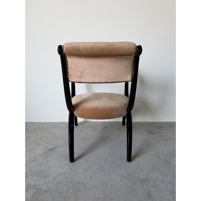 1960s Vintage Hollywood Regency Style Gondola Chair With Carved Lion Head Arms For Sale - Image 5 of 12