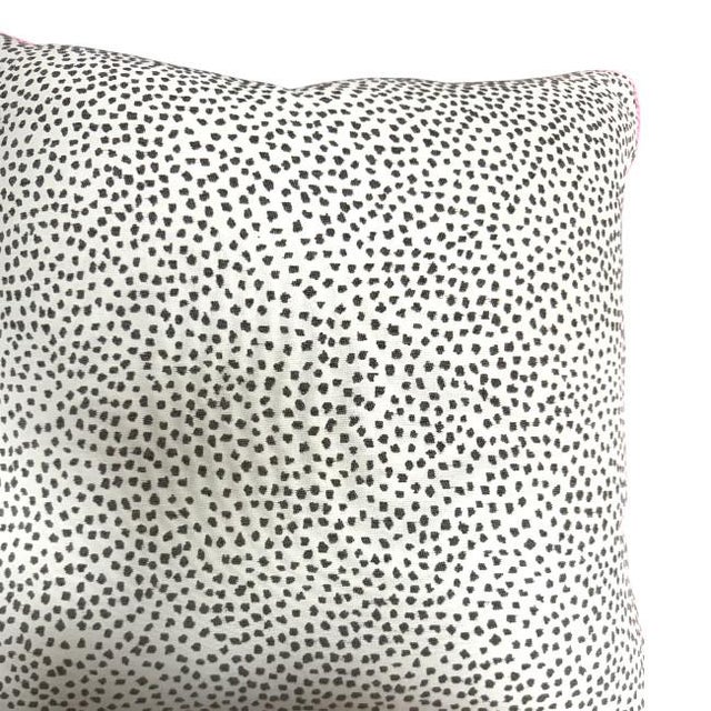 2020s Pair 22'' Pillows Gray Dot With Pink Welt For Sale - Image 5 of 6