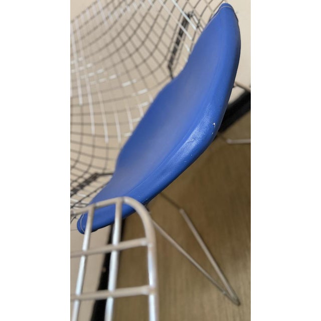 Blue Wire 421 and 422 Diamond Chairs in Silver and Blue by Harry Bertoia for Knoll, 1970s, Set of 2 For Sale - Image 8 of 18