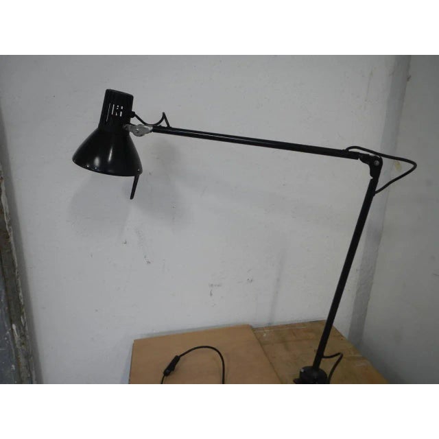 The lamp is adjustable and adjustable. In height from a minimum of 58 cm to a maximum of 107 cm. It is supplied without...