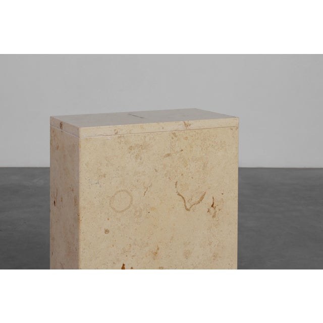 Small traces of use A striking vintage travertine console crafted in Italy circa 1980. This piece embodies the timeless...